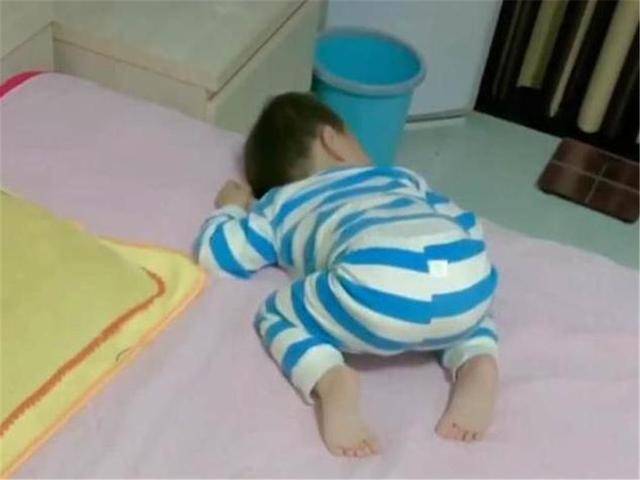 爸爸|爸爸只顾“小棉袄”，网友：很危险全网混得最差的男娃走红