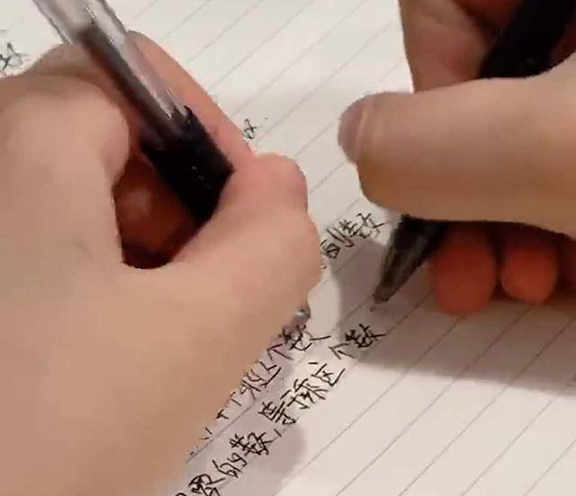 熊孩子被老师罚抄50遍公式，为赶时间双手开工，妈妈看了不淡定