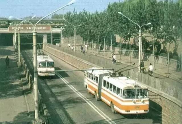 1990的郑州中原路地下通道,两辆无轨电车正从地下通道行驶而出,两旁的