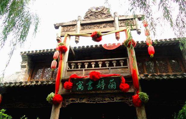 古代青楼门口有1对联，上联：一双玉臂千人枕，下联让人拍案叫绝