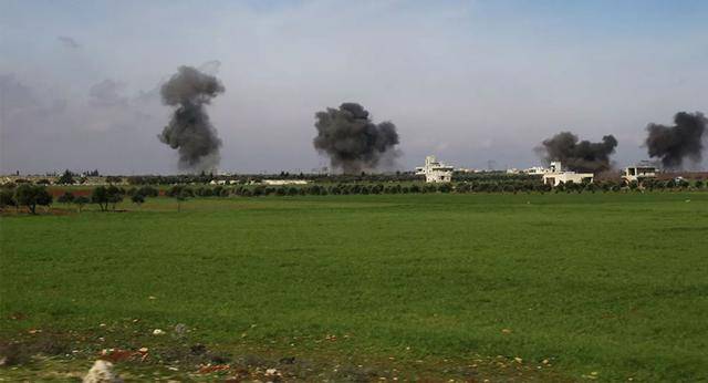 放火焚烧大片农田，成千上万居民无粮可吃，美