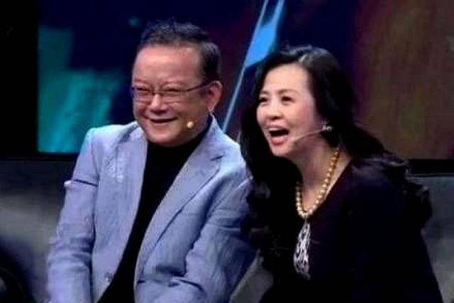 原创不敢老的王刚：网恋小20岁娇妻，和儿子差60岁，凌晨4点挣奶粉钱