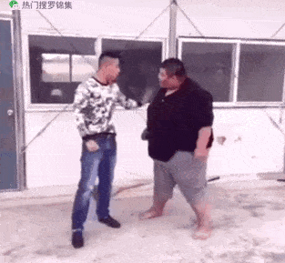 由于倒得恰到好处的蠢与弱 让我很难分清这是搞笑还是碰瓷
