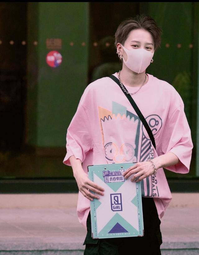 在最后的一套穿搭中刘雨昕选择的搭配非常的有少女感,粉粉嫩嫩的颜色