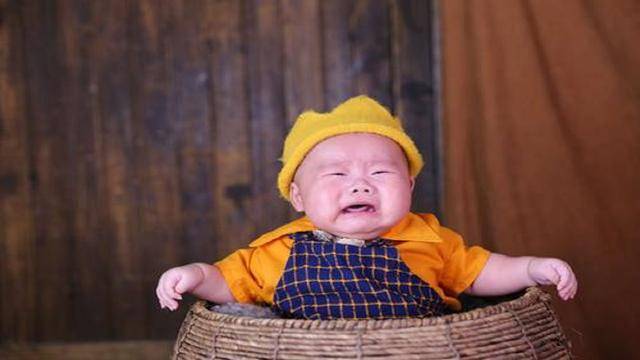 宝宝|脐带还没剪就站起来想跑,医生险些没抓住“最猛新生儿”走红