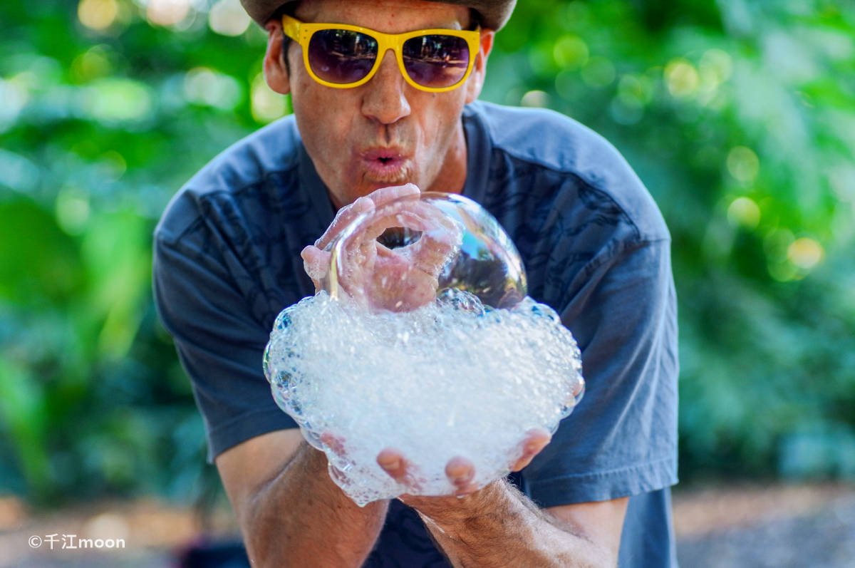 悉尼“神奇泡泡先生”让人体验到最简单的快乐！