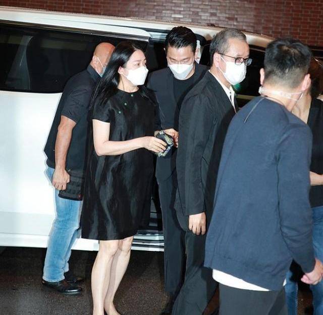原创 刘德华携妻悼念黄日华妻子!朱丽倩衣服宽松,再被质疑怀二胎?