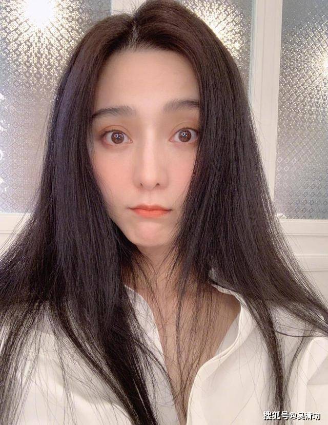 范冰冰现身机场，无名指超大钻戒很抢镜，难道