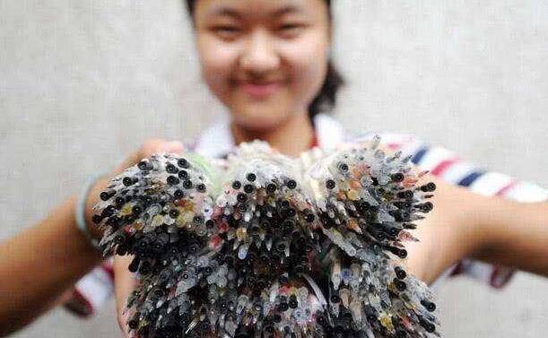 试卷|学渣看了自愧不如：学霸也不容易高考后晒出成堆试卷和笔芯