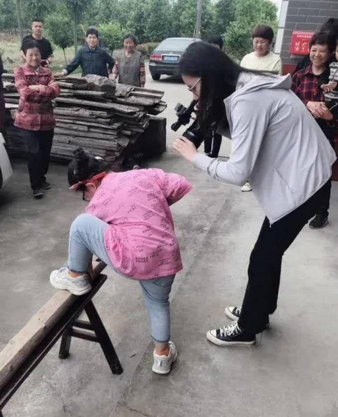 “钟美美”火了，“铁锤妹妹”也火了，他们家长的选择却如此相似