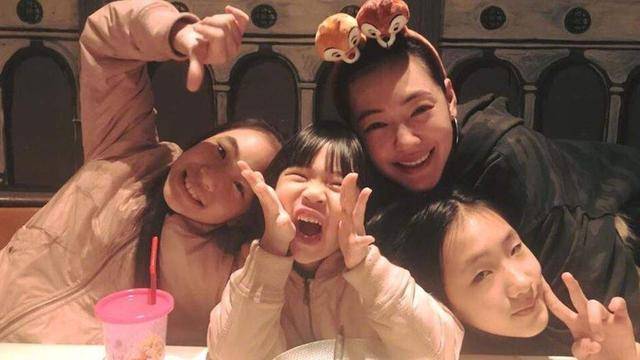 小S生日抱女儿痛哭，带老公参加派对，喝得眼神