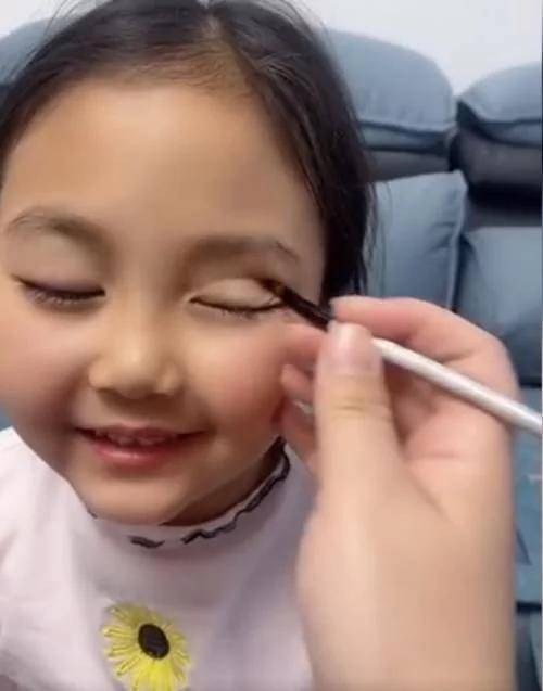 01宝妈化身美妆博主,把单眼皮女儿变成双眼皮,大眼萌娃太可爱了