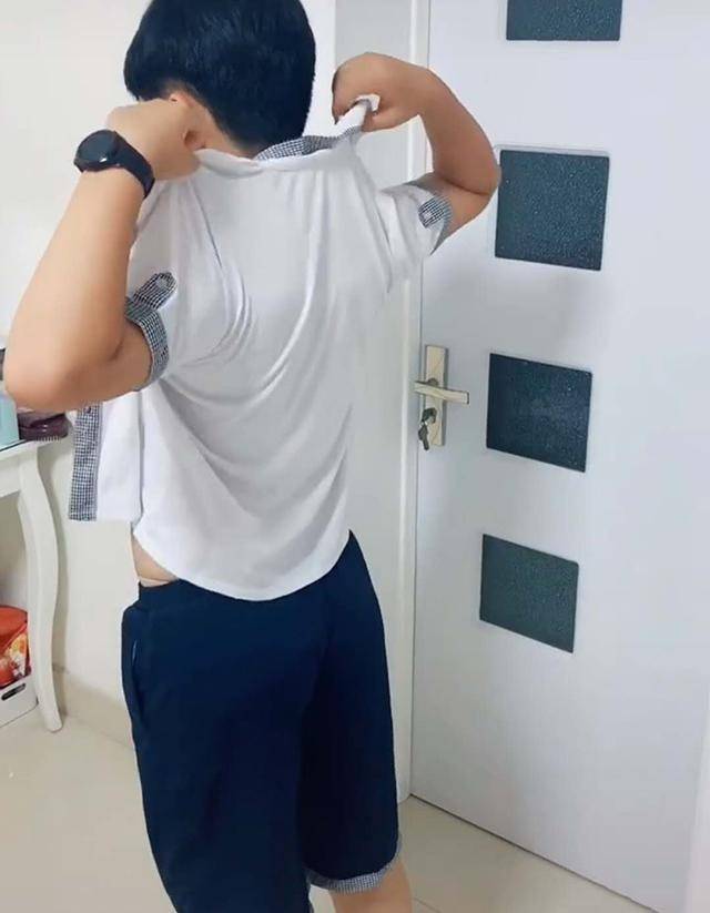 孩子开学被通知穿校服，妈妈给老师发信息“恕难从命”，看了照片老师笑翻