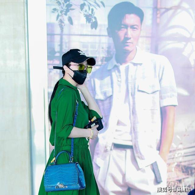 范冰冰现身机场，无名指超大钻戒很抢镜，难道