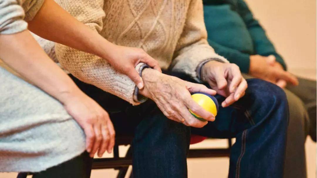 如何有效处理老人与护理人员之间的关系？