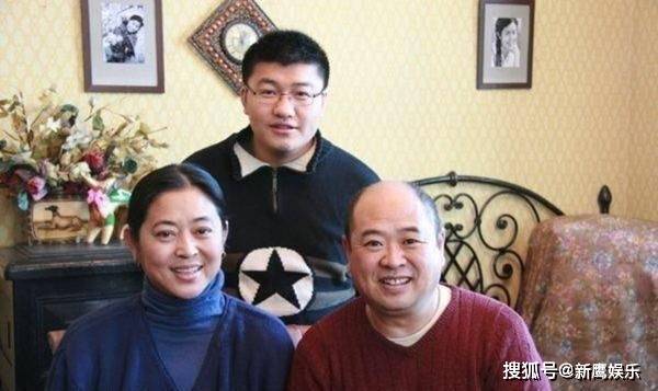 如今,倪萍带着儿子王丁,与杨亚洲一起生活在一起,虽然不是自己的孩子