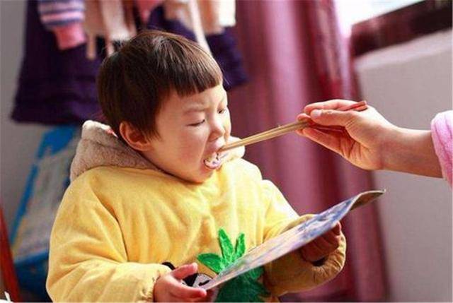 孩子|肉叠成“游泳圈”，奶奶沾沾自喜：我养得好宝宝被“当猪养”