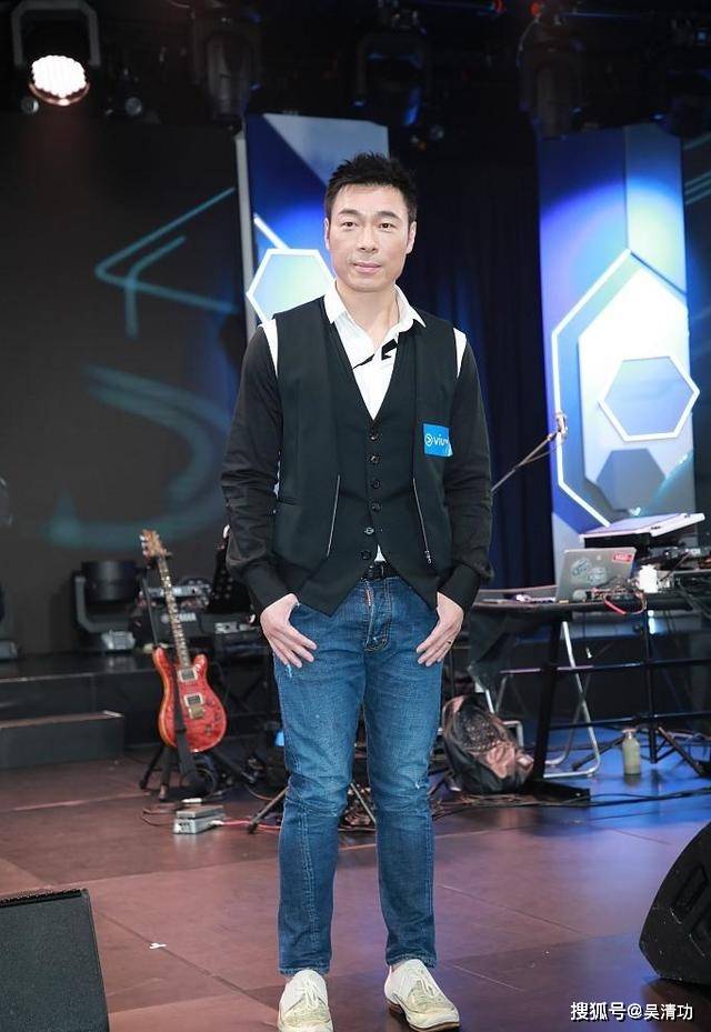 许志安戴婚戒复出，不停感谢郑秀文，自认与黄