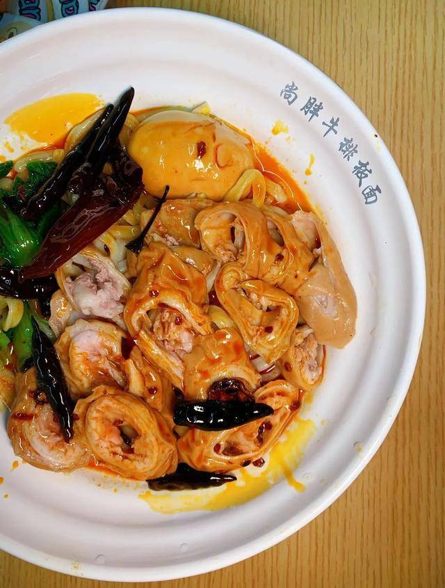 7张桌小店,一月却能卖1000斤面,火爆长春的牛排板面你