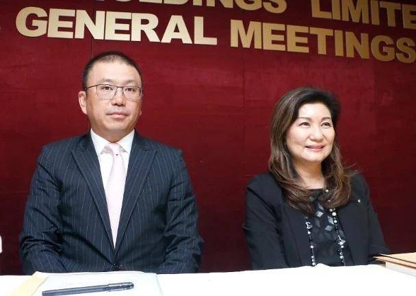 TVB新老板娶妻，女方身份太有争议！47岁离异模特