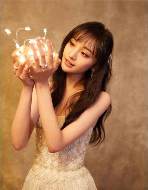 杨幂▲还不如火车站坐行李箱的杨幂,郑爽最新封面凹造型坐姿用力过猛