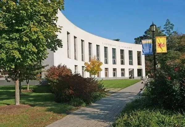 "高科技校园典范"——走进加拿大阿卡迪亚大学