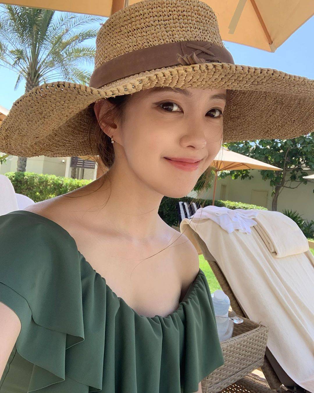 搜狐娱乐讯 韩国女歌手孝敏近日在社交平台发布一组比基尼泳装照,大秀