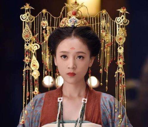 曾是”最美孟婆“的称号，离开古装造型的她，