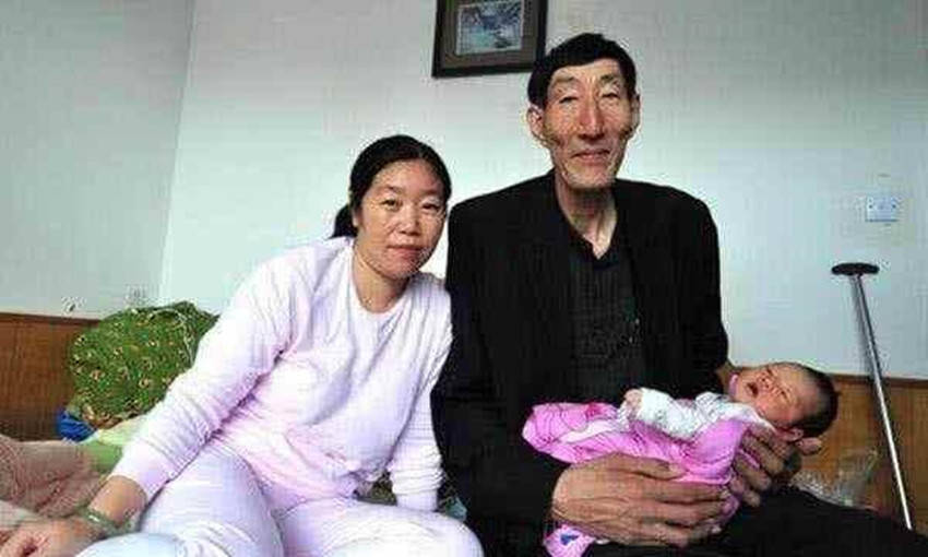 孩子|如今娃长这样还记得中国第一巨人吗？婚后不顾医生反对生下儿子