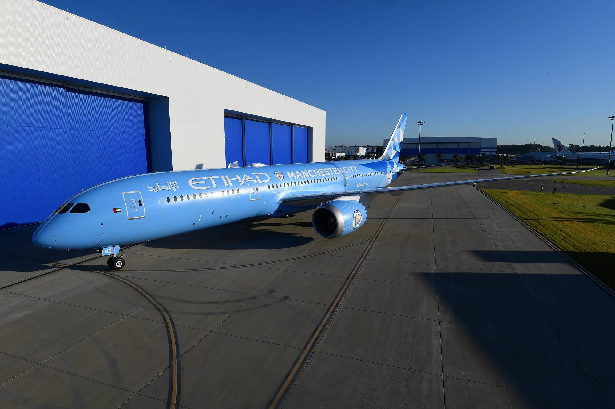 阿提哈德航空与曼城足球俱乐部在英超联赛回归之前联袂推出定制款球衣
