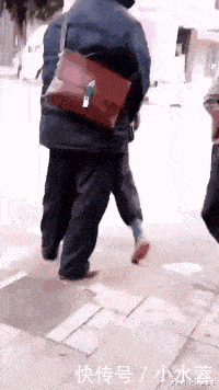 搞笑gif: 和女同事喝酒, 她不胜酒力, 该怎么办?