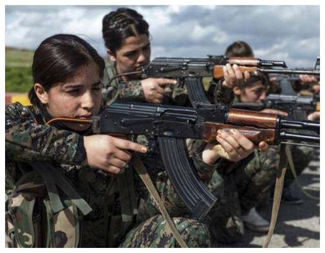 战争中的叙利亚大多数男性战死女性提枪变身女战士