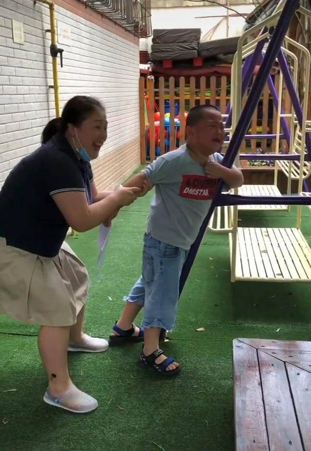 幼儿园体检，“重型宝宝”逃跑，4名老师围追堵截，网友：太真实