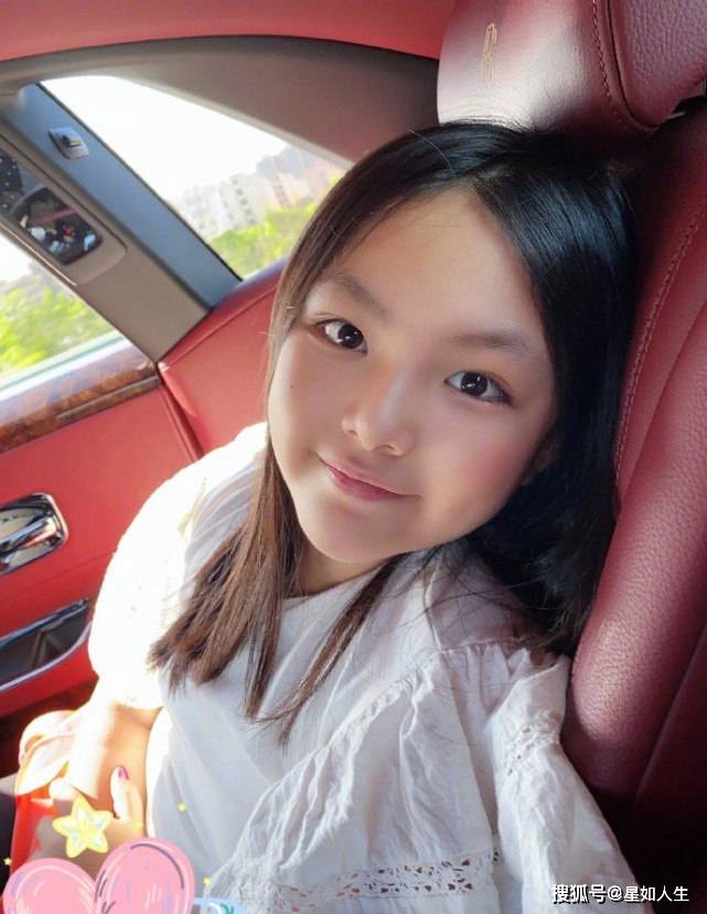 王诗龄坐百万豪车自信摆拍，尖下巴更显少女范