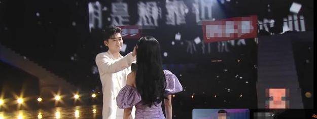 原创张翰牵手鞠婧祎深情对唱，唱完还不忘拥抱上演摸头杀，网友：酸了
