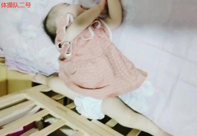 真香|永远不知道孩子睡姿有多“妖娆”孩子奇葩睡姿大赏：不掀开被子