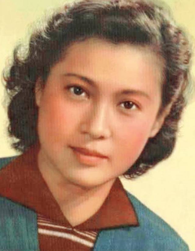 她17岁一婚，25岁嫁电影皇帝，儿子失常丈夫卧床，晚年和保姆生活