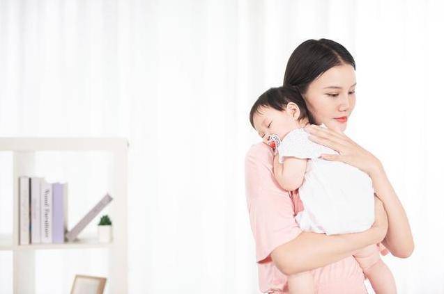 阶段|抬头“3阶段”了解一下宝宝抬头越早发育越好？宝妈可别瞎高兴