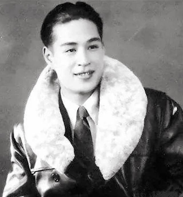 她17岁一婚，25岁嫁电影皇帝，儿子失常丈夫卧床，晚年和保姆生活