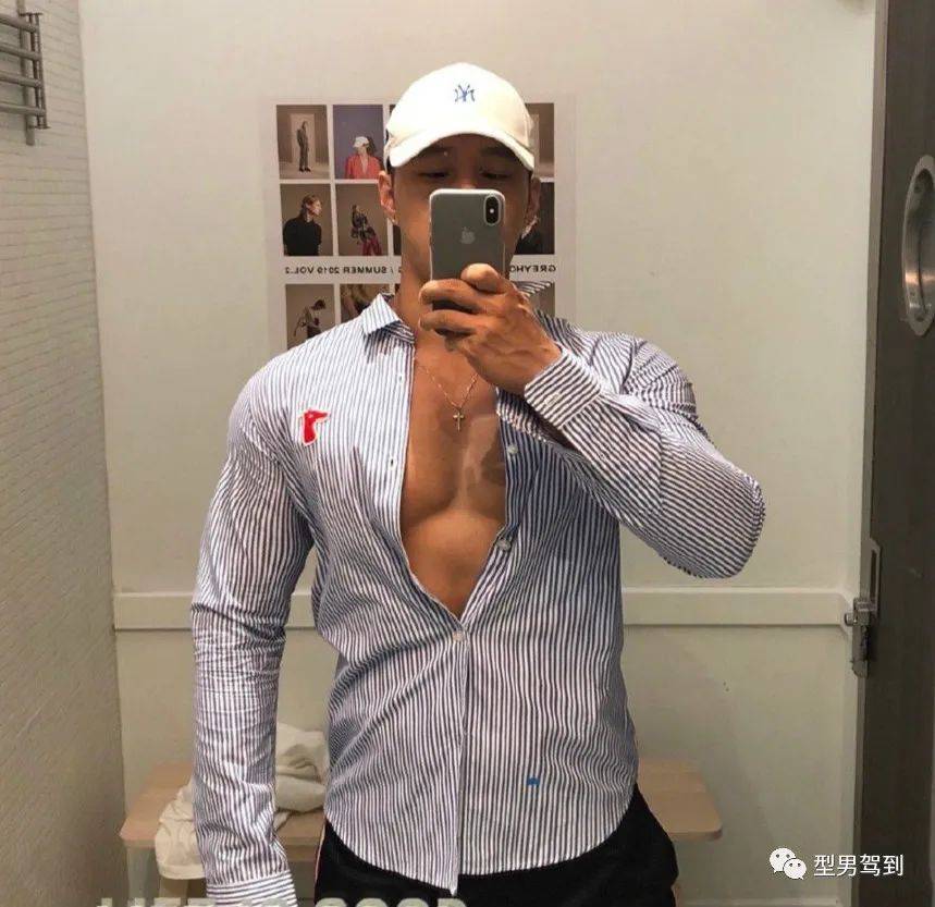 因半裸照引发舔屏,这位大鼻子肌肉男太可了