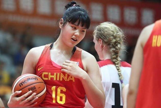 她是中国女篮巨无霸,被球迷誉为"女版奥尼尔",还是名00后_刘禹彤