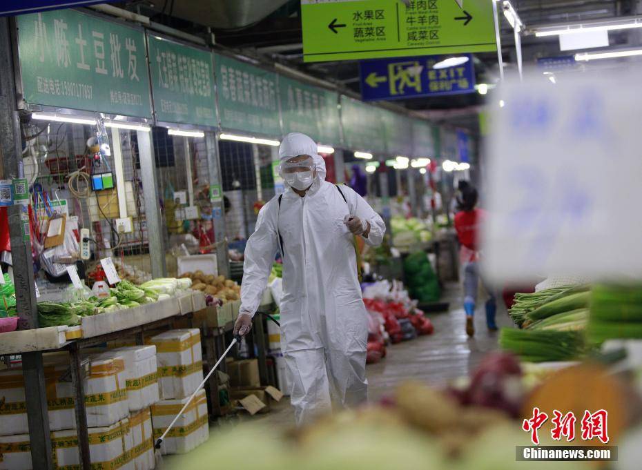 王方 摄图为鄂州消防员正对菜市场进行全面无死角消杀.