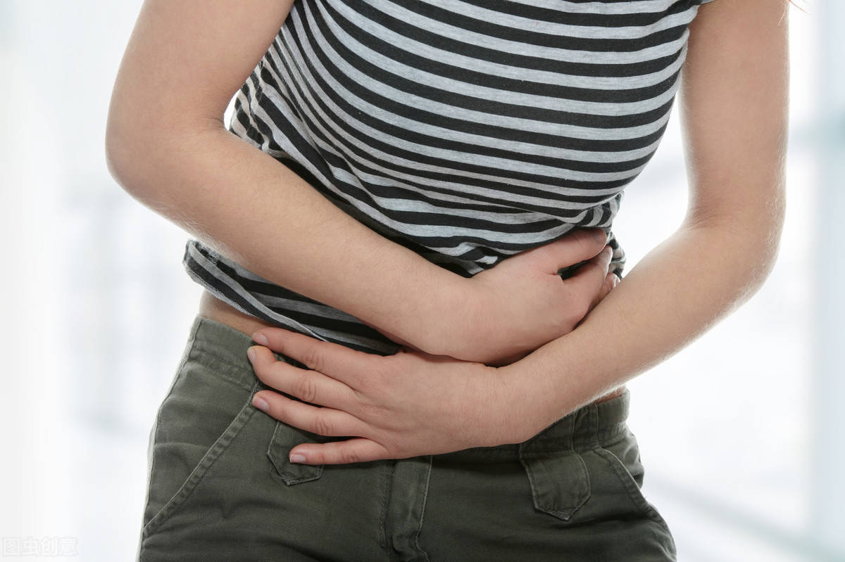很多女性在经期会有下腹部疼痛的情况,这是比较普遍的情况,也不算太