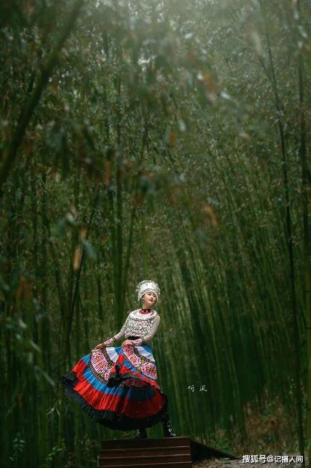 组图:苗家妹子竹林听雨,韵在雨中,曲在心中