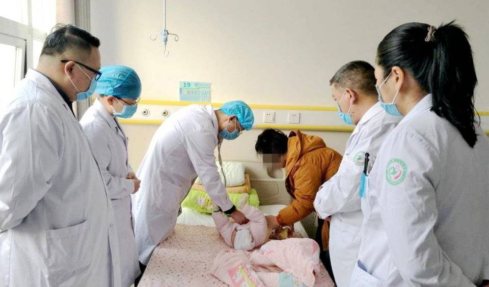 医生|医生告诫：孩子不到1岁，这2种辅食可别碰1岁女童肾上长结石