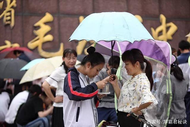 毛坦厂中学代陪读家长年入200万，又有谁愿意成为“应试机器”？