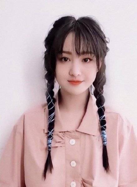 这次被人们称赞的彩色丝线双马尾发型,其实在四月份的时候郑爽也曾编