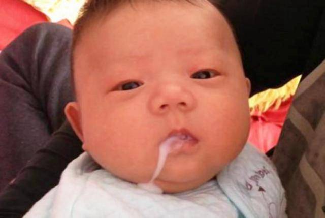 宝宝吃奶后拍嗝知识大全：怎么拍？不拍会怎样？睡着了要不要拍？