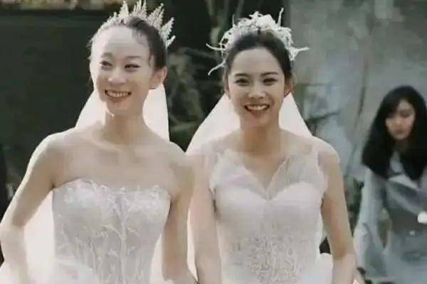 结婚的双方都是女孩,其中一方是杨丽萍的徒弟水月