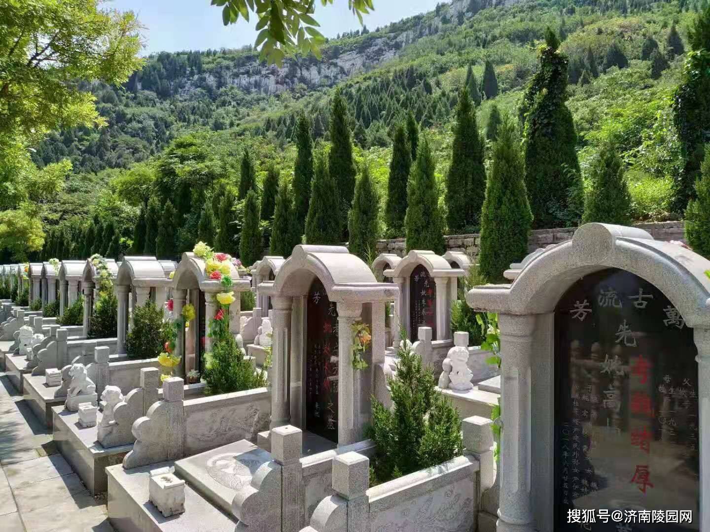 的公墓,例如位于工业南路与烈士山东路交汇处的历城劳动人民安息园